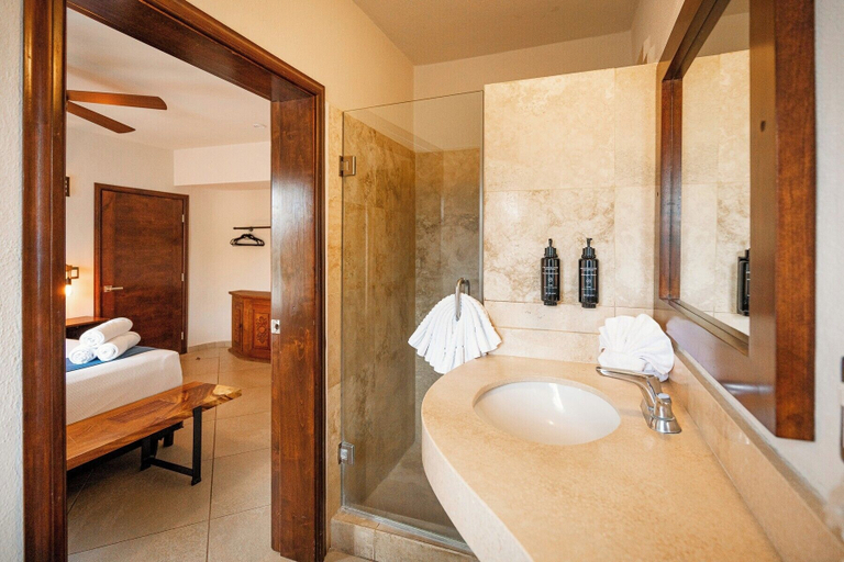 Bathroom 5, Club El Moro Hotel Suites, La Paz