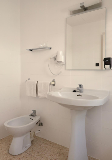 Bathroom 2, Hostal Lara, Girona