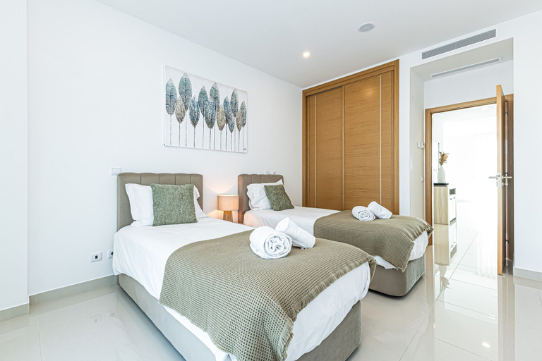 Room 2, Adega Deluxe Pool and Gym Top Location, Lagos