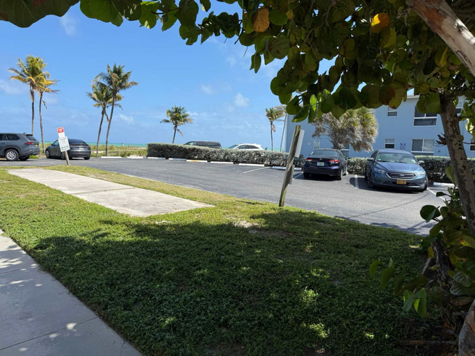 Room 4, Oceanfront Hidden Gem in Hollywood Beach, Broward