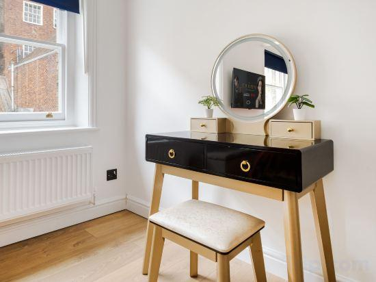 3, LONDONERS - Sherlock's Home, London