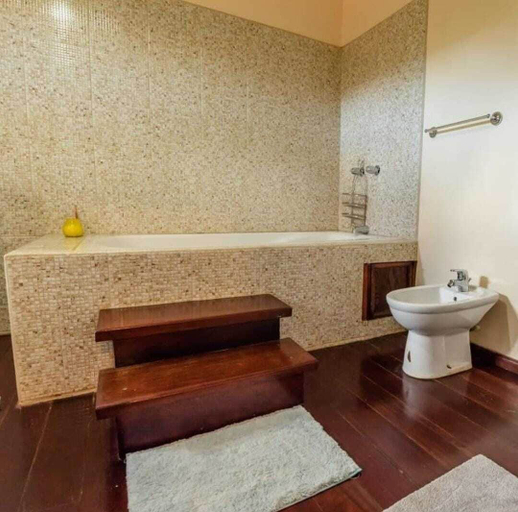 Bathroom 5, Careffe Escape