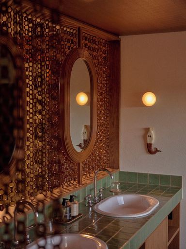 Bathroom 3, The Whale, Eurobodalla