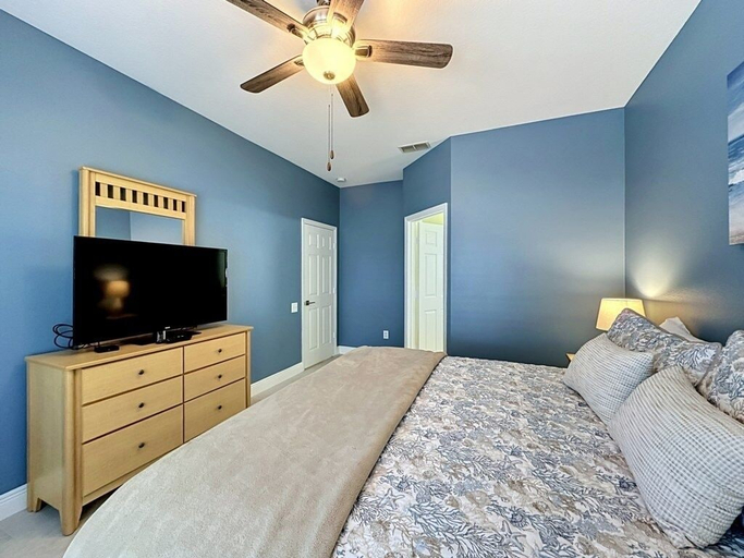 Room 2, Whispering Palms - Luxury 4-Bedroom Pool Home Near 4 Villa, Osceola