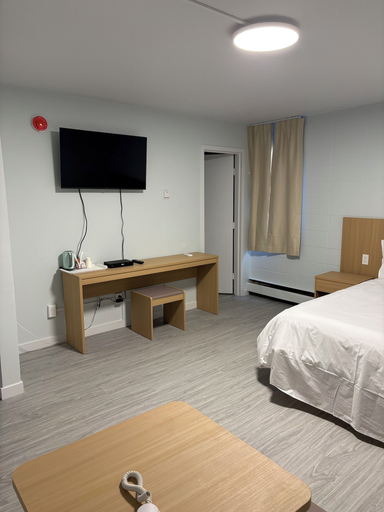 Room 4, Rundle Inn and Suites, Division No. 11