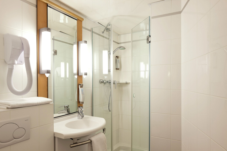 Bathroom 5, ibis Paris Gare de Lyon Reuilly, Paris