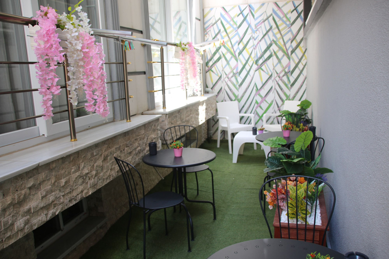 Outdoor dining 2, Queen Otel, Marmara