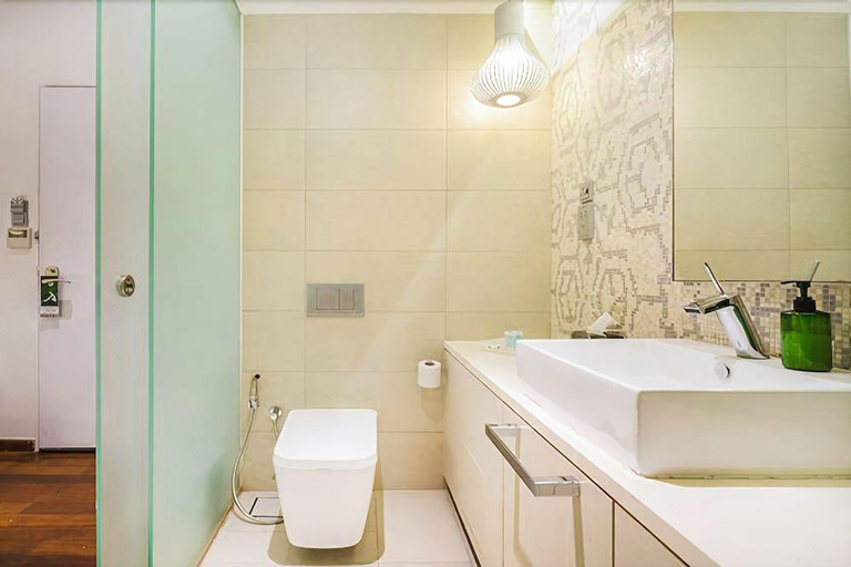 Bathroom 5, The Daulat Hotel, Singapura