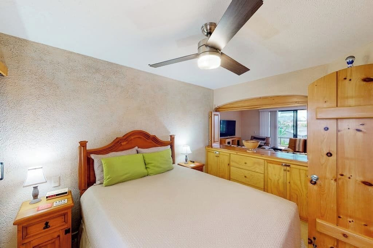 Room 3, Inviting Apartment Across From the Beach With Pool, Grill, Balcony & Golf Nearby, La Paz