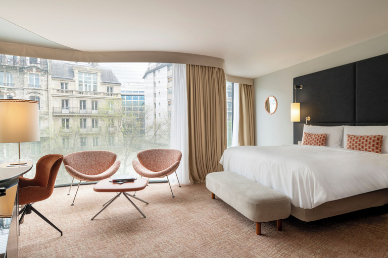 Bedroom 2, Renaissance Paris Arc de Triomphe Hotel, Paris