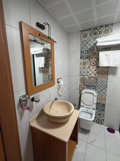 Bathroom 4, Queen Otel, Marmara