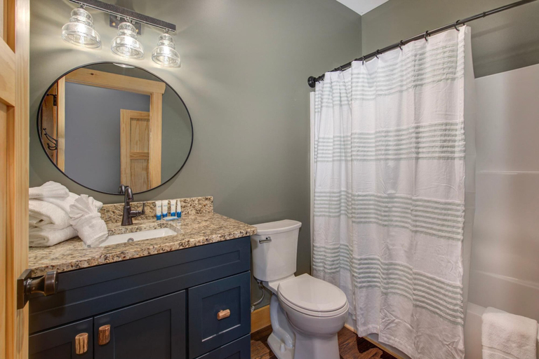 Bathroom 5, Southern Stars, Sevier