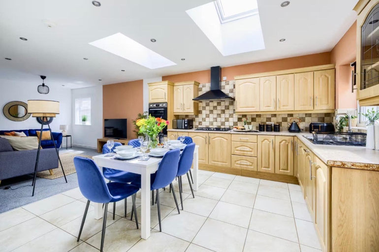 Private kitchen 4, Coventry Sleeps 8 Garden and Large Driveway, Coventry