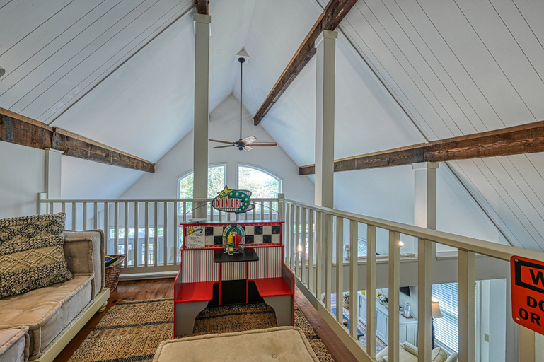 Living area 5, Beautiful Lakefront Home With Fireplace, Deck, Central AC, & Washer/dryer, Spotsylvania