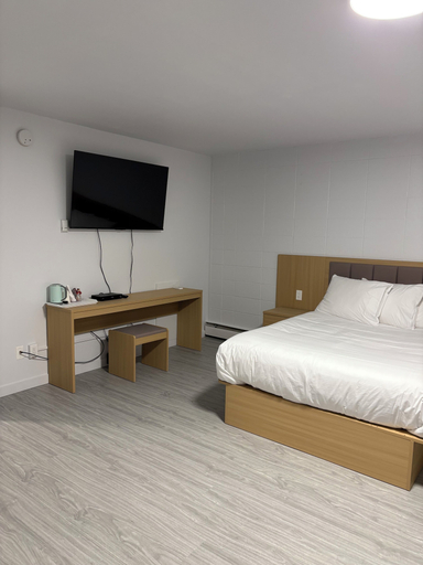 Room 5, Rundle Inn and Suites, Division No. 11