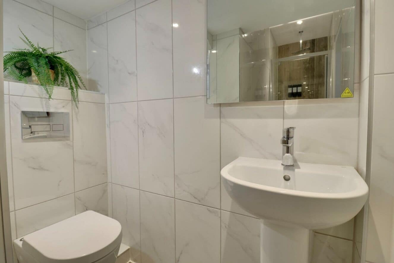 Bathroom 5, QE2 Loft Apartments, Southampton