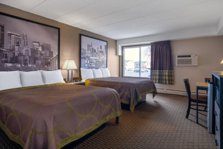 Room 5, Coratel Inn & Suites by Jasper Owatonna, Steele