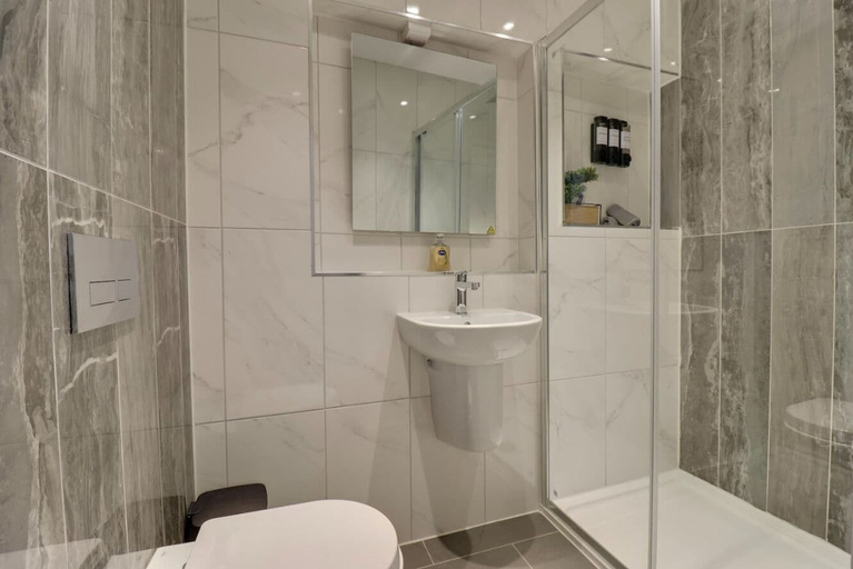 Bathroom 2, QE2 Loft Apartments, Southampton