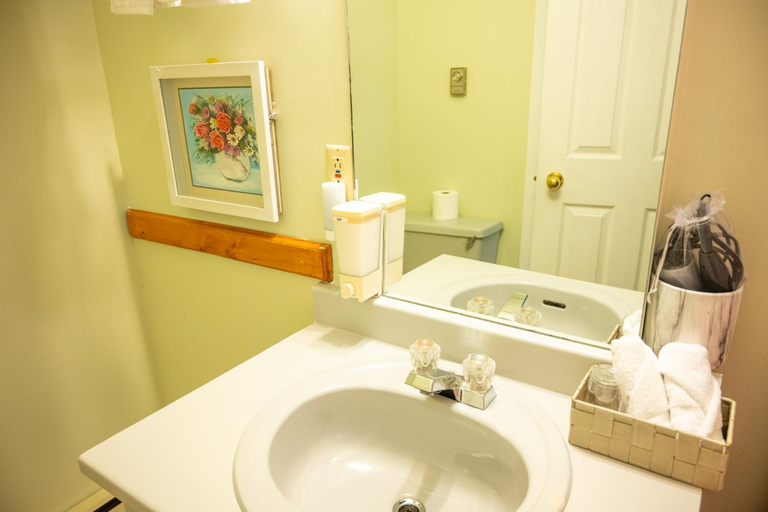 Bathroom 5, Bouctouche Bay Inn, Kent