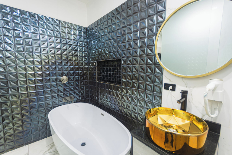 Bathroom 5, Hotel Montana, Bello