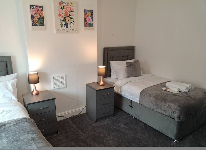 Room 5, Spacious Leeds Home Sleeps 6 Free Parking, Leeds