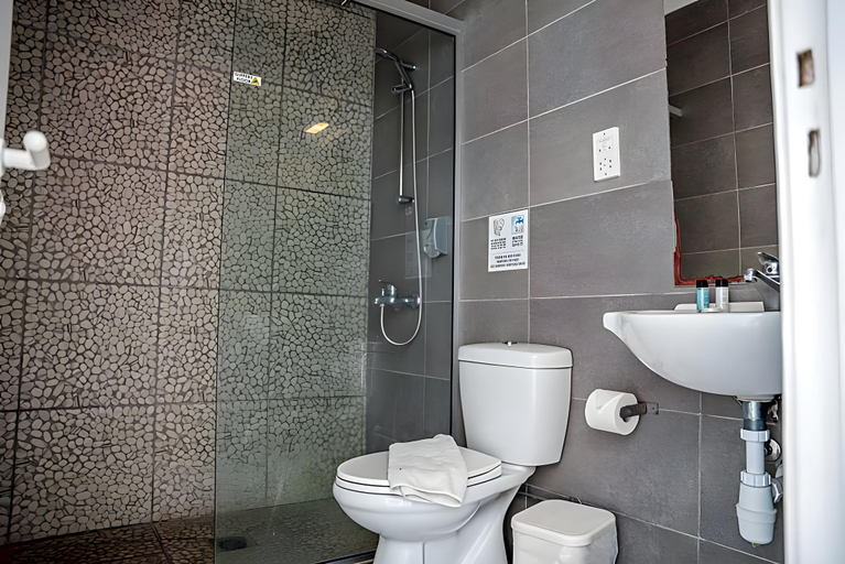 Bathroom 4, Fedrania Gardens Hotel