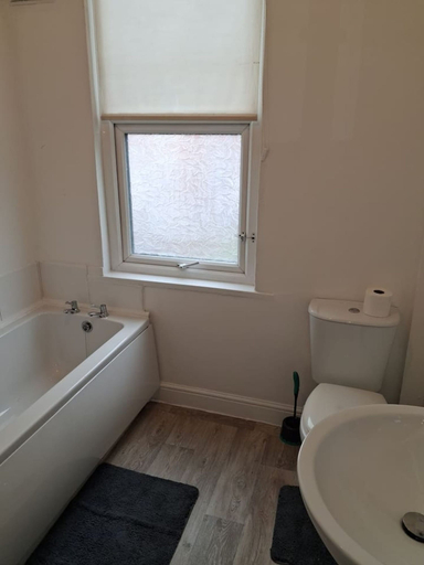 Room 3, Spacious Leeds Home Sleeps 6 Free Parking, Leeds