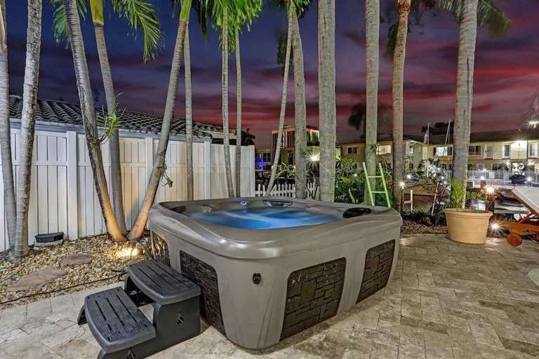 Room 2, Waterfront With Pool Spa Tiki Bar and 1 Mile to Beach, Broward
