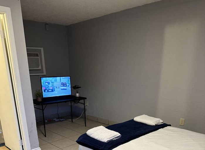 2, Sunset Motel, Clark