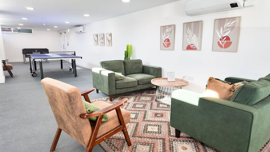 Room 3, NEW Modern Apartment Free Parking Workspace, Kent
