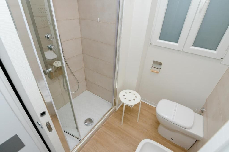 Bathroom 5, Via Piave 82, Cosenza