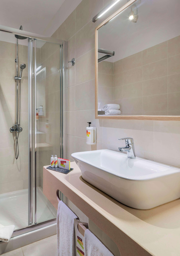 Bathroom 4, Sol Sun Beach Apartamentos, Santa Cruz de Tenerife