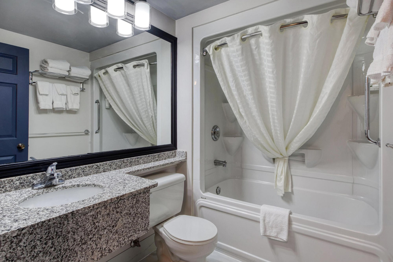 Bathroom 4, Best Western Kincardine, Bruce
