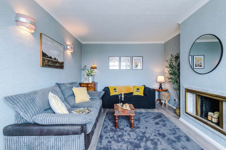 Room 4, Lovely 2 Bed Home With Free Parking and Garden, Cheshire East