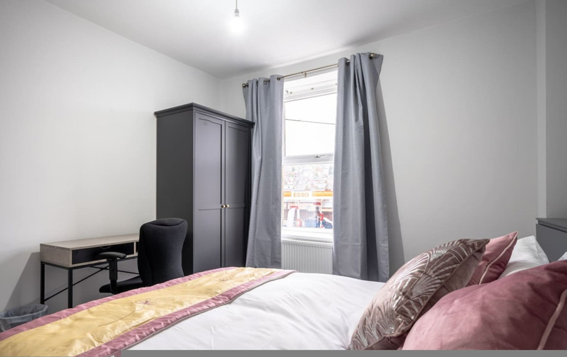 Room 3, Spacious 5BR Sheffield Home Sleeps 10 Near City Centre, Sheffield