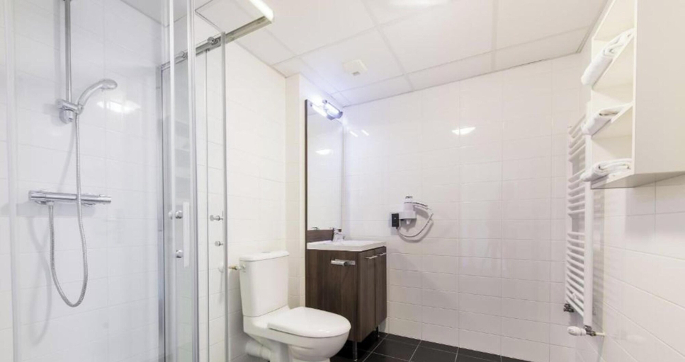 Bathroom 3, Adonis Dijon Single Apartment, Côte-d'Or