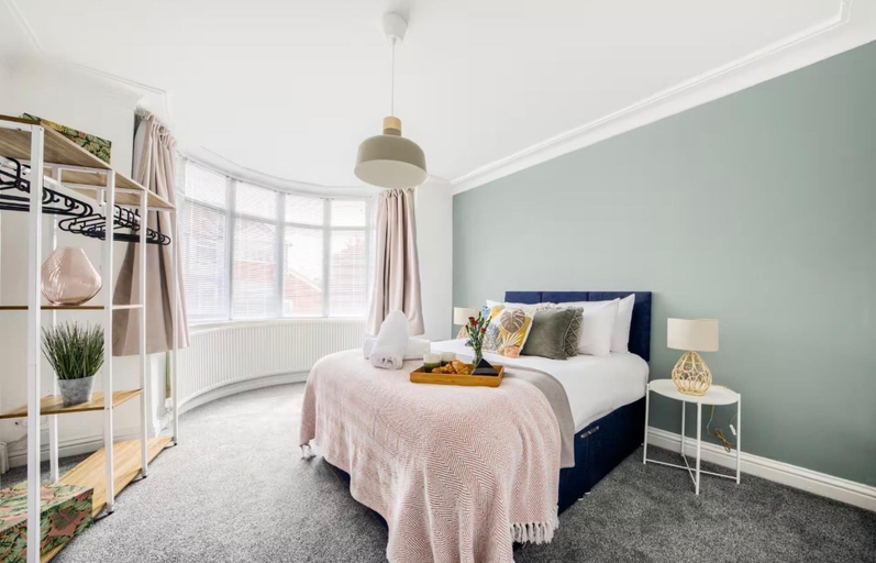 Room 3, Coventry Sleeps 8 Garden and Large Driveway, Coventry