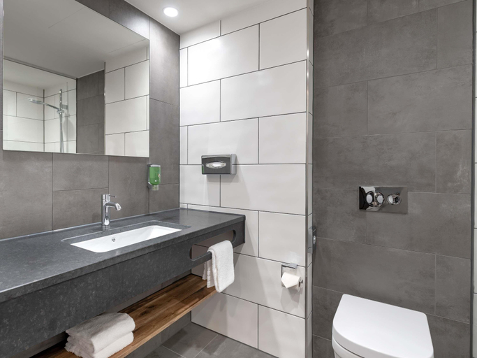 Bathroom 4, ibis Styles Hamburg-Barmbek, Hamburg