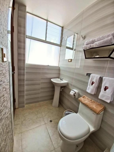 Bathroom 3, PUKANTU, Puno