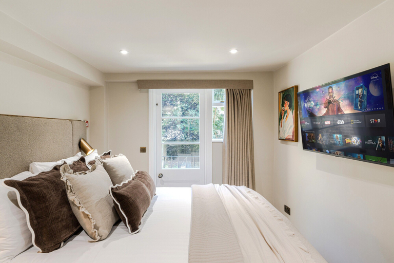 Room 3, Earl's Court - Your Apartment, London