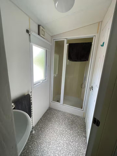 Bathroom 5, Cabin Sleeps 6 With Garden and Pets Welcome, Isle of Wight