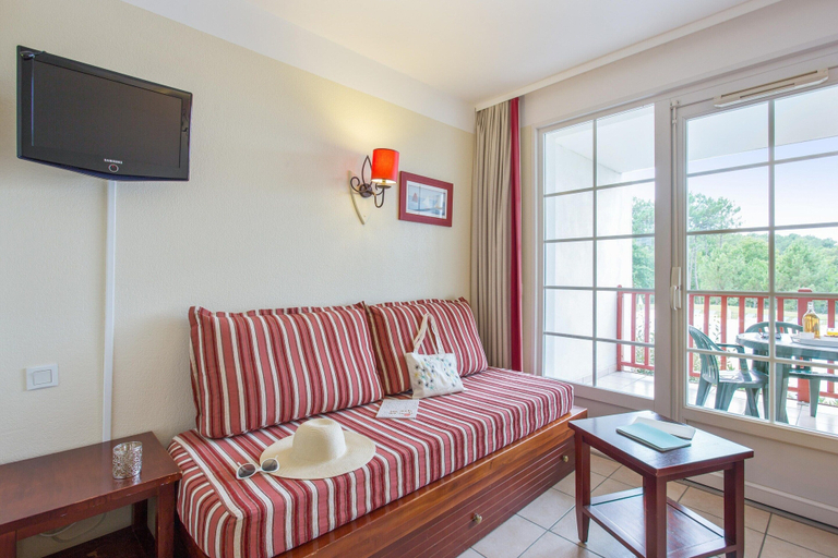 Living room, Picturesque Old Aquitaine Apartment for 5, Landes