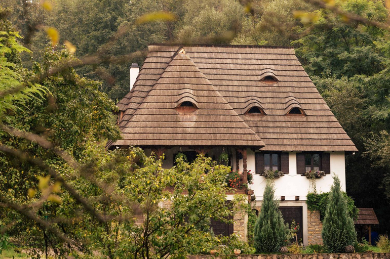 Exterior & Views