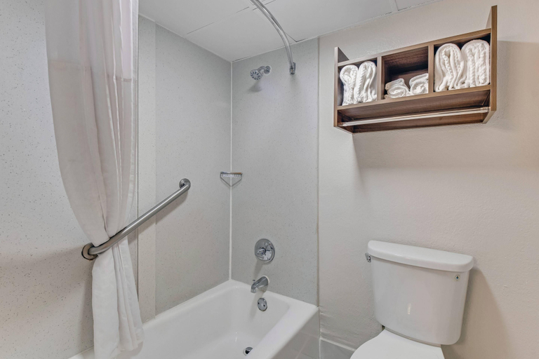 Bathroom 4, Quality Inn Dalton East, Whitfield