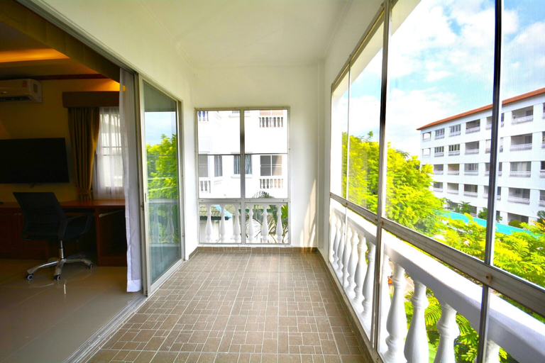 Balcony 5, Spacious Corner 1-bedroom Condo With 2 Balconies - Baan Suan Lalana, Pattaya