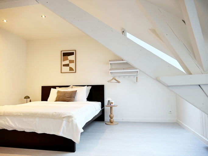 Room 2, Central Ghent | Modern 6BR Apt. w/ WIFI, Oost-Vlaanderen