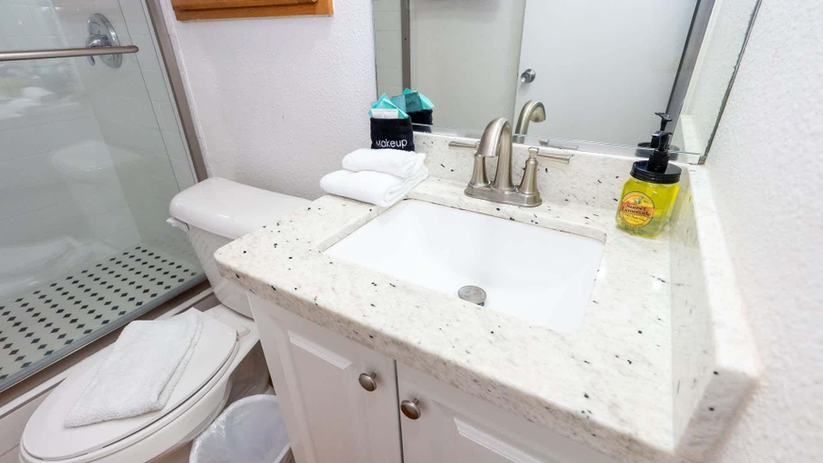 Bathroom 3, EZ Beach Access - Great Family Condo - Spacex View, Cameron