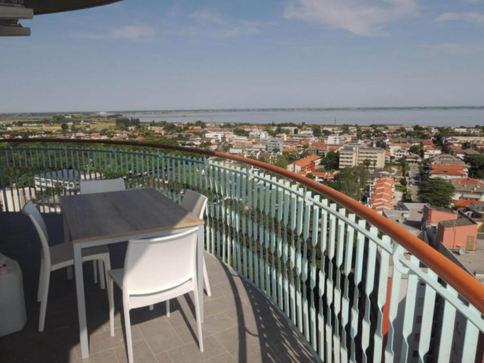 Balcony 3, Bright Stay With Stunning sea Views, Udine