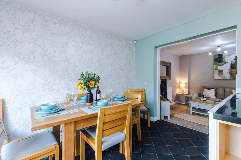 Room 2, Comfortable 4 Bed Home Perfect for Business Stays, Cheshire West and Chester