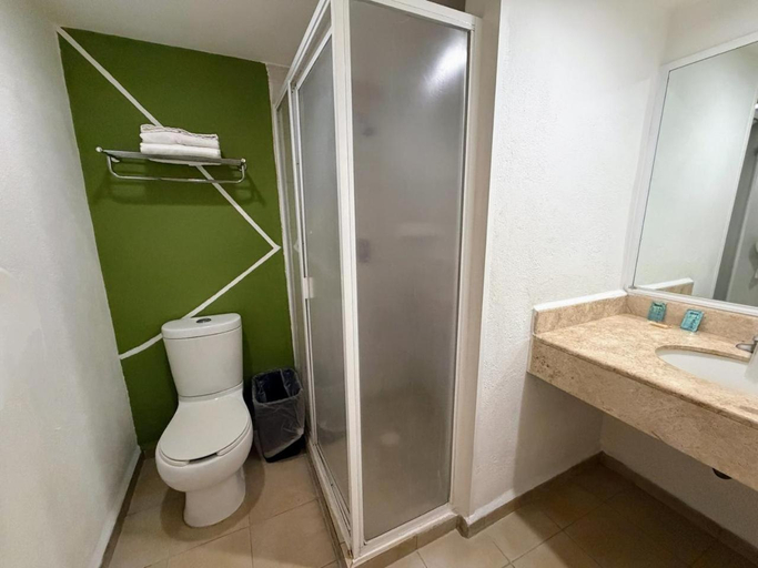 Bathroom 3, Hotel Nueva Zelanda, León